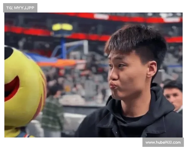 赵睿亮相北京公开训练展现精准三分与队友默契配合积极融入战术体系